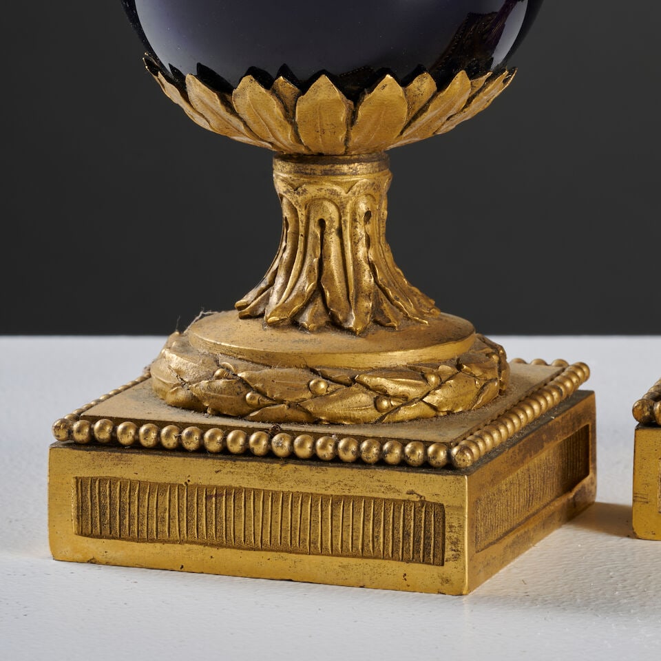 Paire de vases en verre bleu et monture en bronze doré et ciselé de la fin du XVIIIe s... - 3