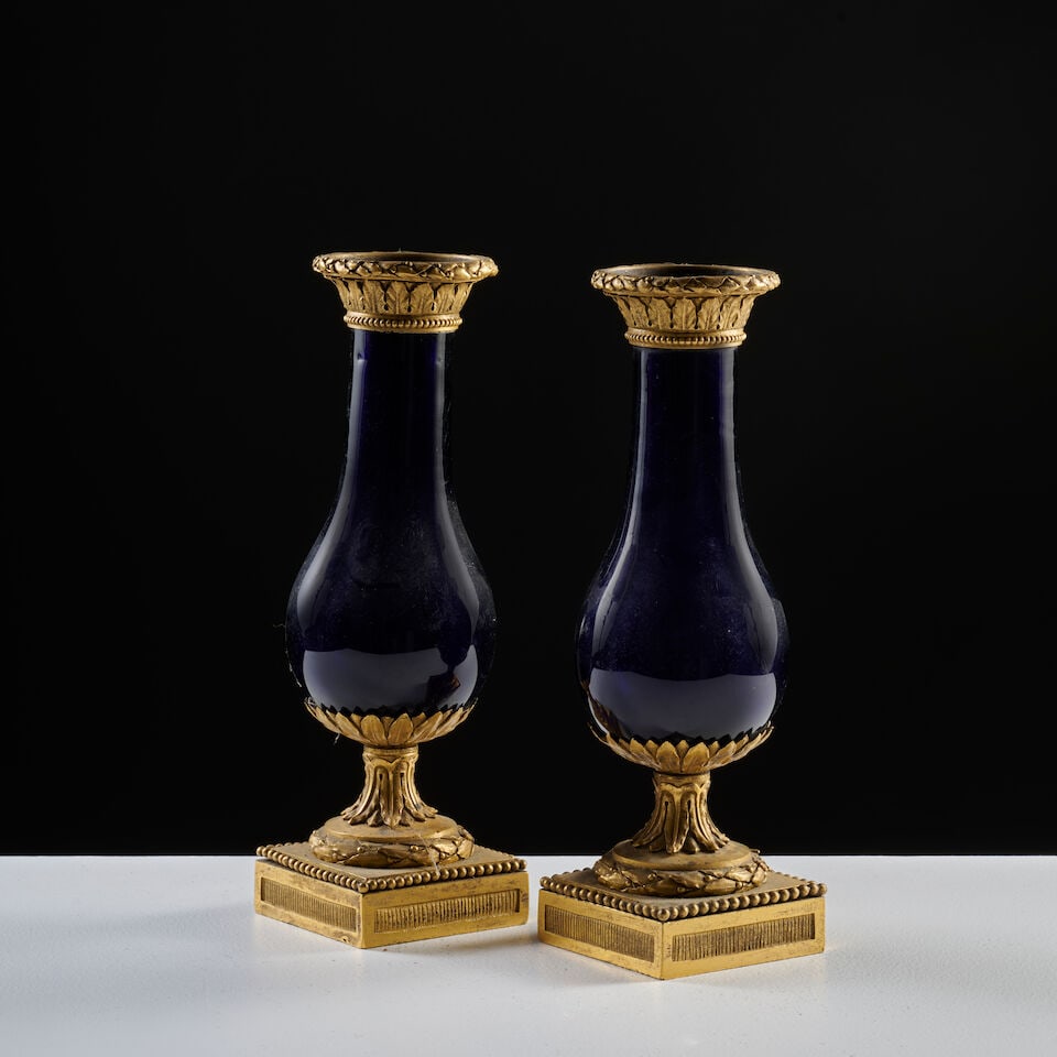 Paire de vases en verre bleu et monture en bronze doré et ciselé de la fin du XVIIIe s... - 4