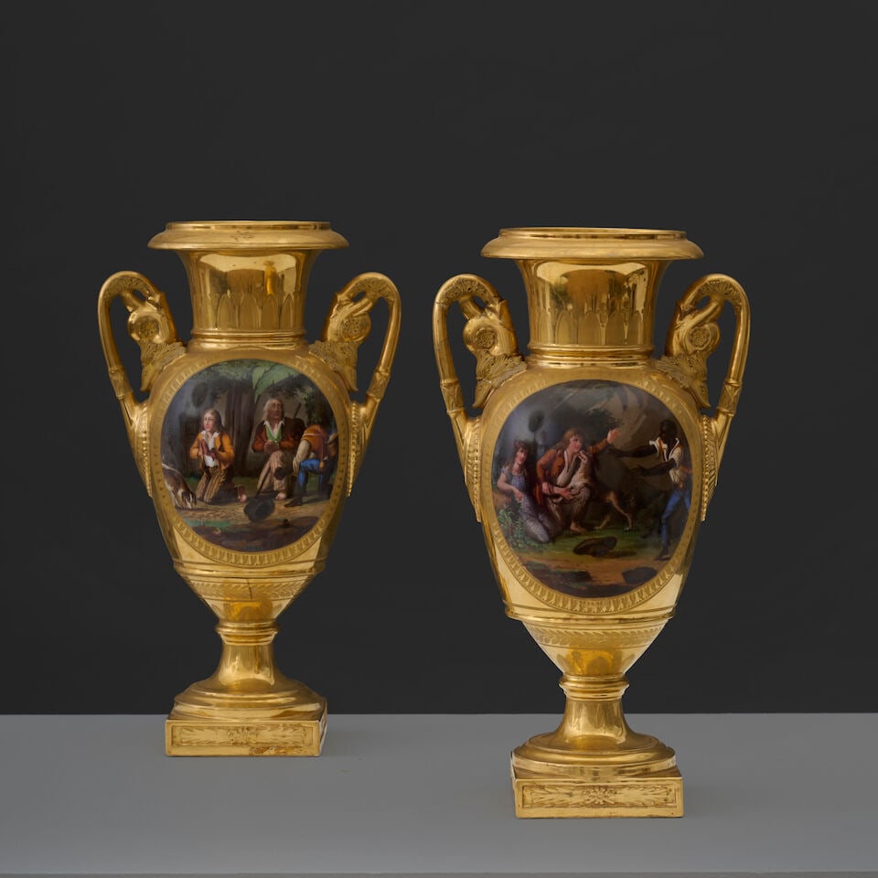 Paire de vases ovoïdes à fond doré en porcelaine de Paris, d'époque Restaura...: Paire de vases ovoïdes à fond doré en porcelaine de Paris, d'époque Restauration A pair of ovoid Paris porcelain gilt-ground vases, circa 1830 Tous deux ornés d'une