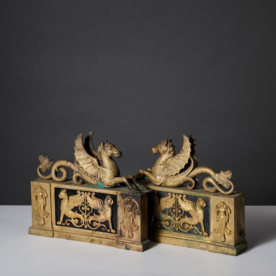Paire de chenets aux chevaux marins en bronze patiné et doré d'époque Empire An E...: Paire de chenets aux chevaux marins en bronze patiné et doré d'époque Empire An Empire pair of chenets with sea horses in patinated and gilt-bronze Les bases rectangulaires à griff