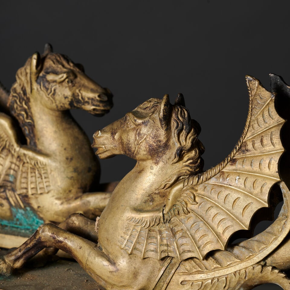Paire de chenets aux chevaux marins en bronze patiné et doré d'époque Empire An E... - 2