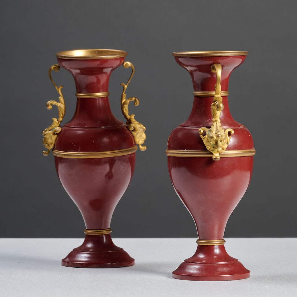 Paire de vases de forme ovoïde en métal émaillé bordeaux et monture en bronz...: Paire de vases de forme ovoïde en métal émaillé bordeaux et monture en bronze doré du XIXe siècle A pair of ovoid vases in burgundy enameled metal with gilt-bronze