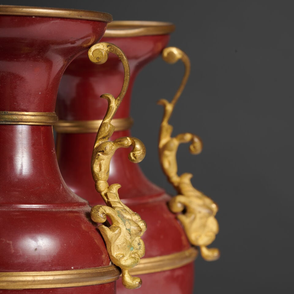 Paire de vases de forme ovoïde en métal émaillé bordeaux et monture en bronz... - 2