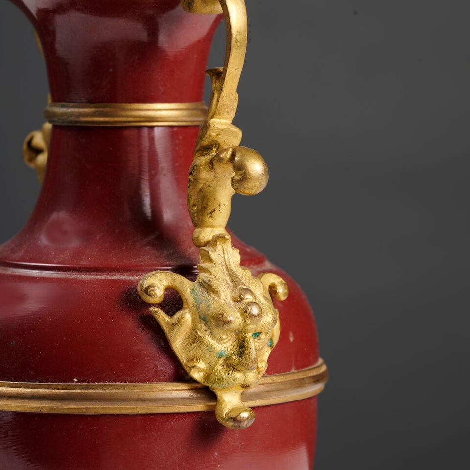 Paire de vases de forme ovoïde en métal émaillé bordeaux et monture en bronz... - 3