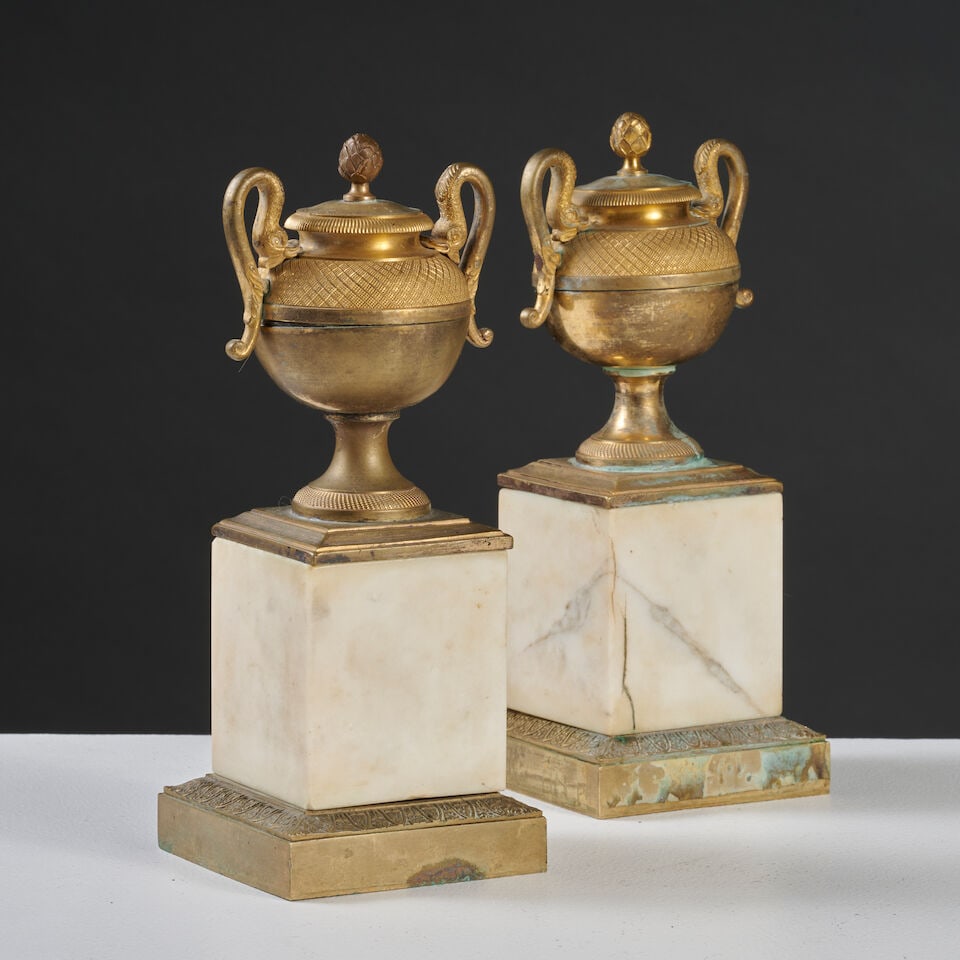 Paire de pots courvertes en bronze doré d'époque Empire Pair of covered bowls in gilt-...: Paire de pots courvertes en bronze doré d'époque Empire Pair of covered bowls in gilt-bronze, first half of the 19th century De forme ovoïde, à décor de quadrillage, la partie