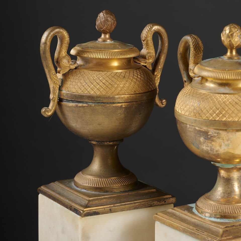 Paire de pots courvertes en bronze doré d'époque Empire Pair of covered bowls in gilt-... - 2