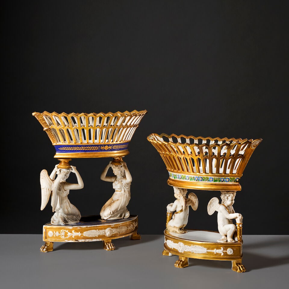 Deux surtouts de table composés de panier ajouré sur socle en forme de cupidons en por... (1 of 7)