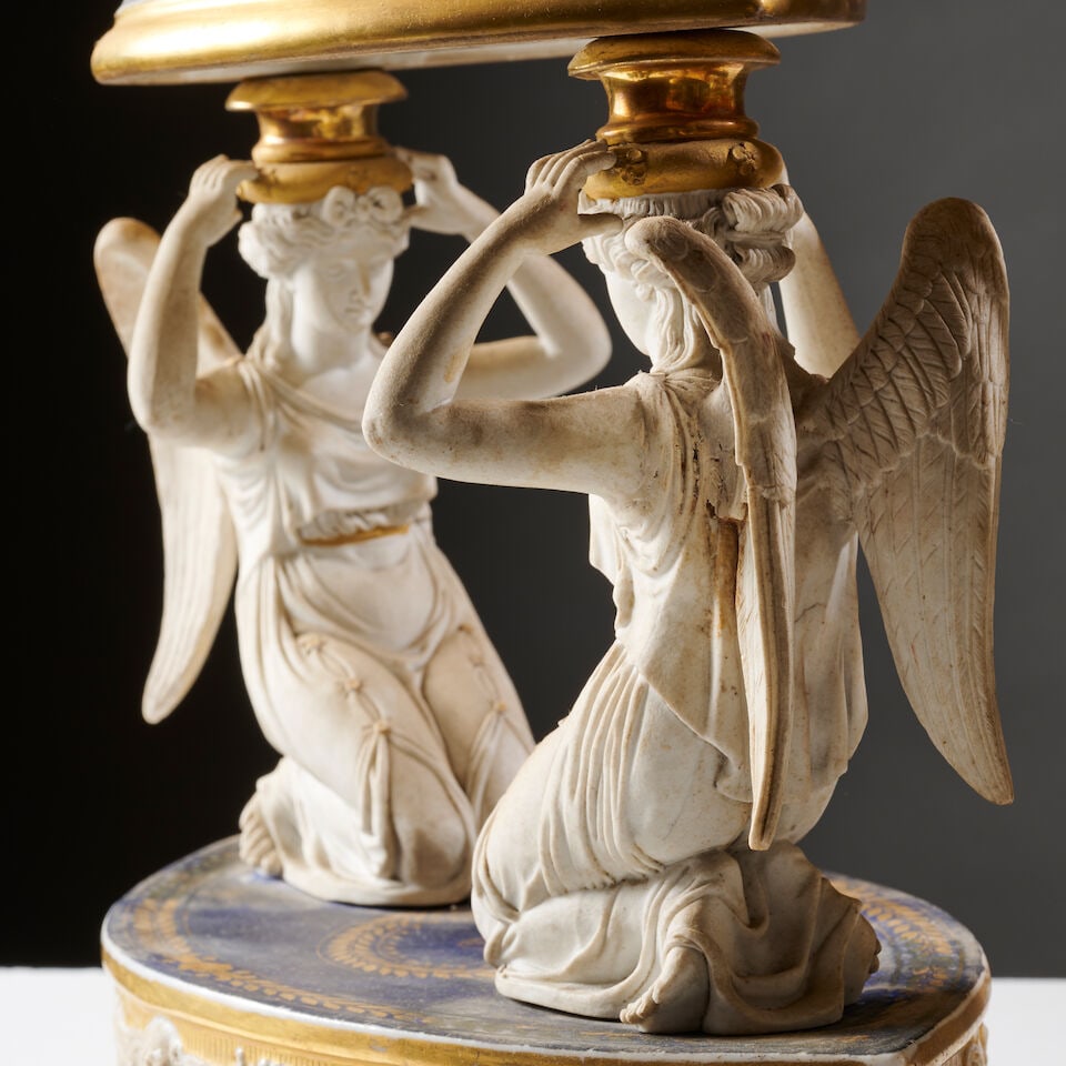 Deux surtouts de table composés de panier ajouré sur socle en forme de cupidons en por... - 4