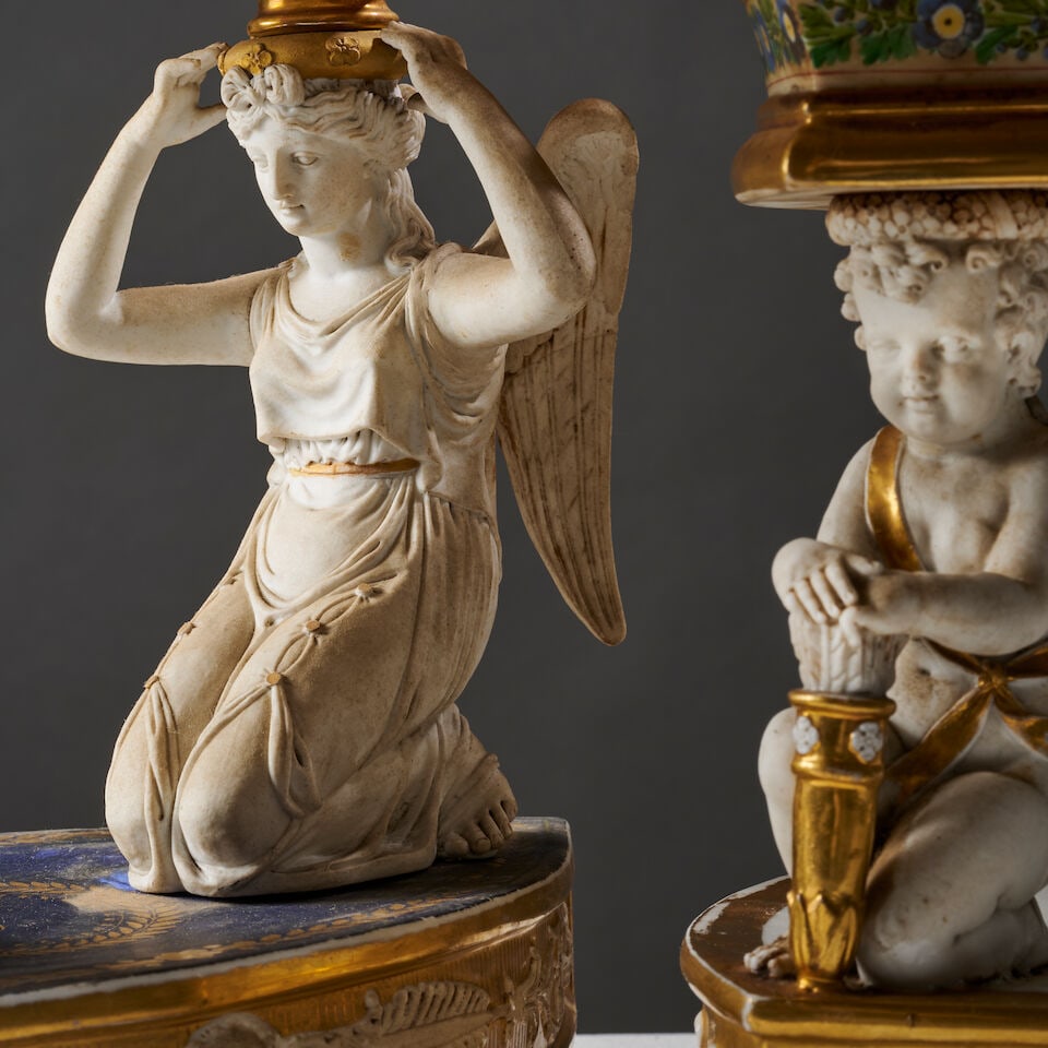 Deux surtouts de table composés de panier ajouré sur socle en forme de cupidons en por... - 5