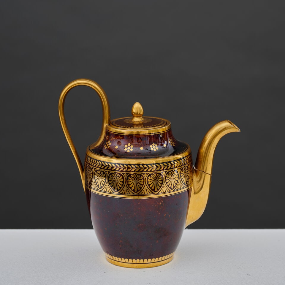Théière en porcelaine de Sèvres à décor façon écaille, vers 1...: Théière en porcelaine de Sèvres à décor façon écaille, vers 1827 A Sèvres tortoiseshell-ground porcelain teapot with , circa 1827 Bec détaché, anse