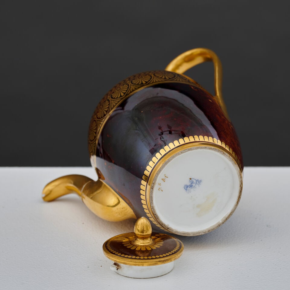 Théière en porcelaine de Sèvres à décor façon écaille, vers 1... - 2