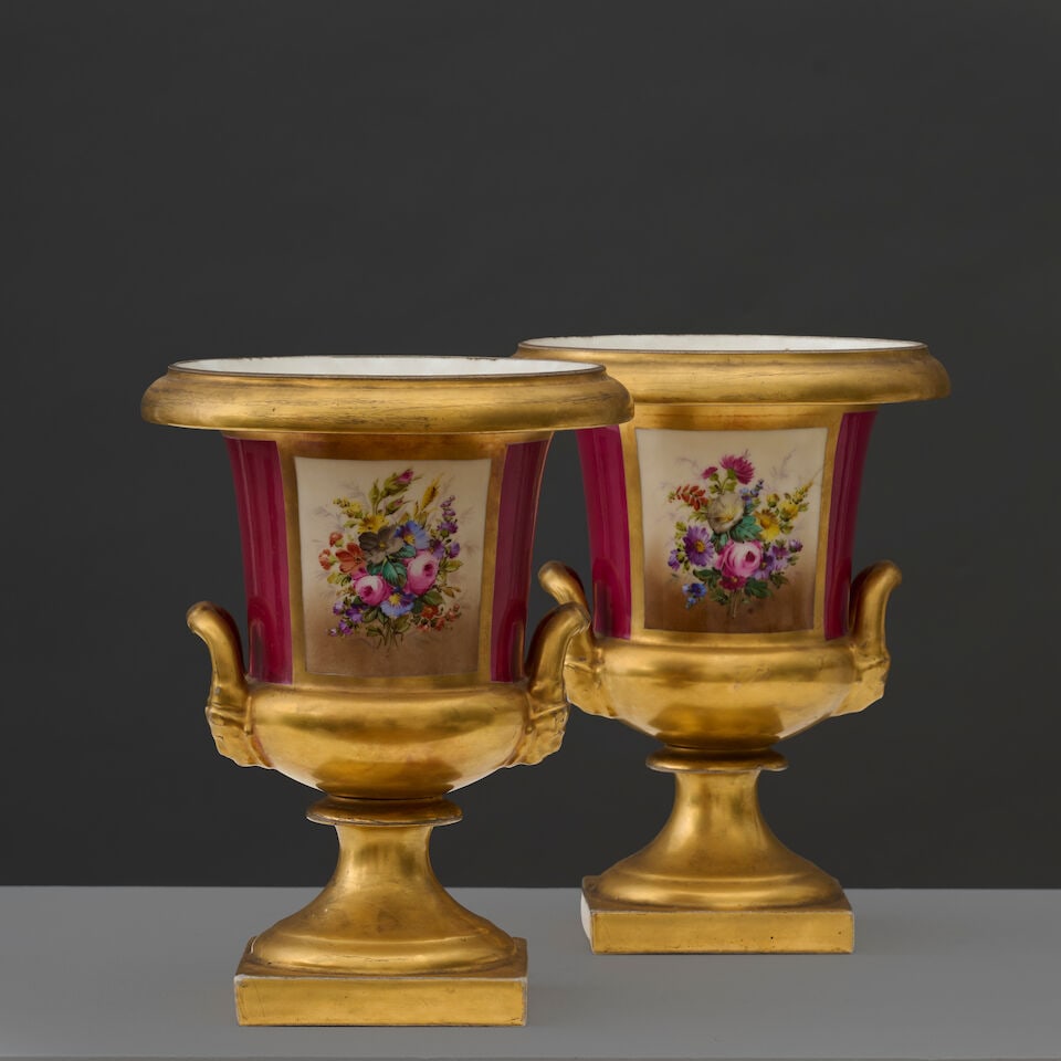 Paire de vases Médicis en porcelaine, XIXe siècle A pair porcelain Medici vases, 19th ...: Paire de vases Médicis en porcelaine, XIXe siècle A pair porcelain Medici vases, 19th century Décoré d'un côté de scènes intitulées L'amour fait passer le