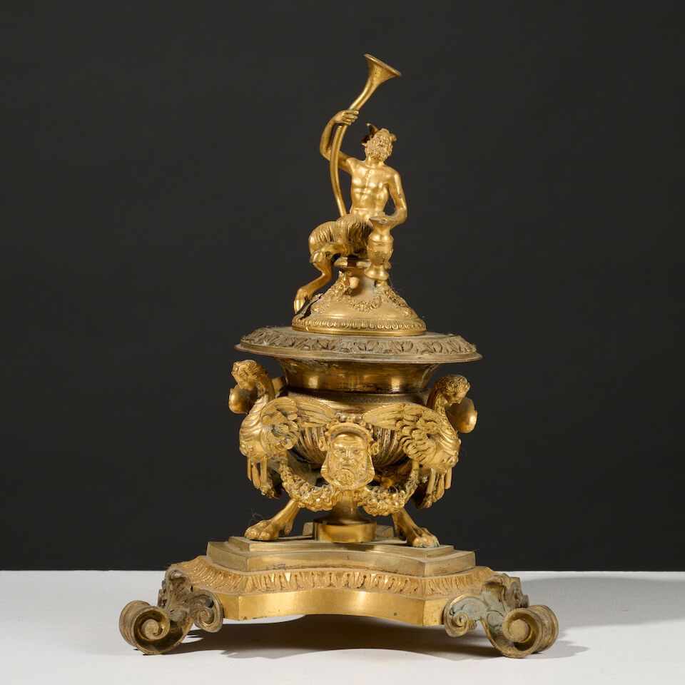 Important encrier en bronze doré et patiné d'époque Napoléon III A Napoleon ...: Important encrier en bronze doré et patiné d'époque Napoléon III A Napoleon III large inkwell in gilded and patinated bronze En forme de coupe couverte sur des pieds mouvementé