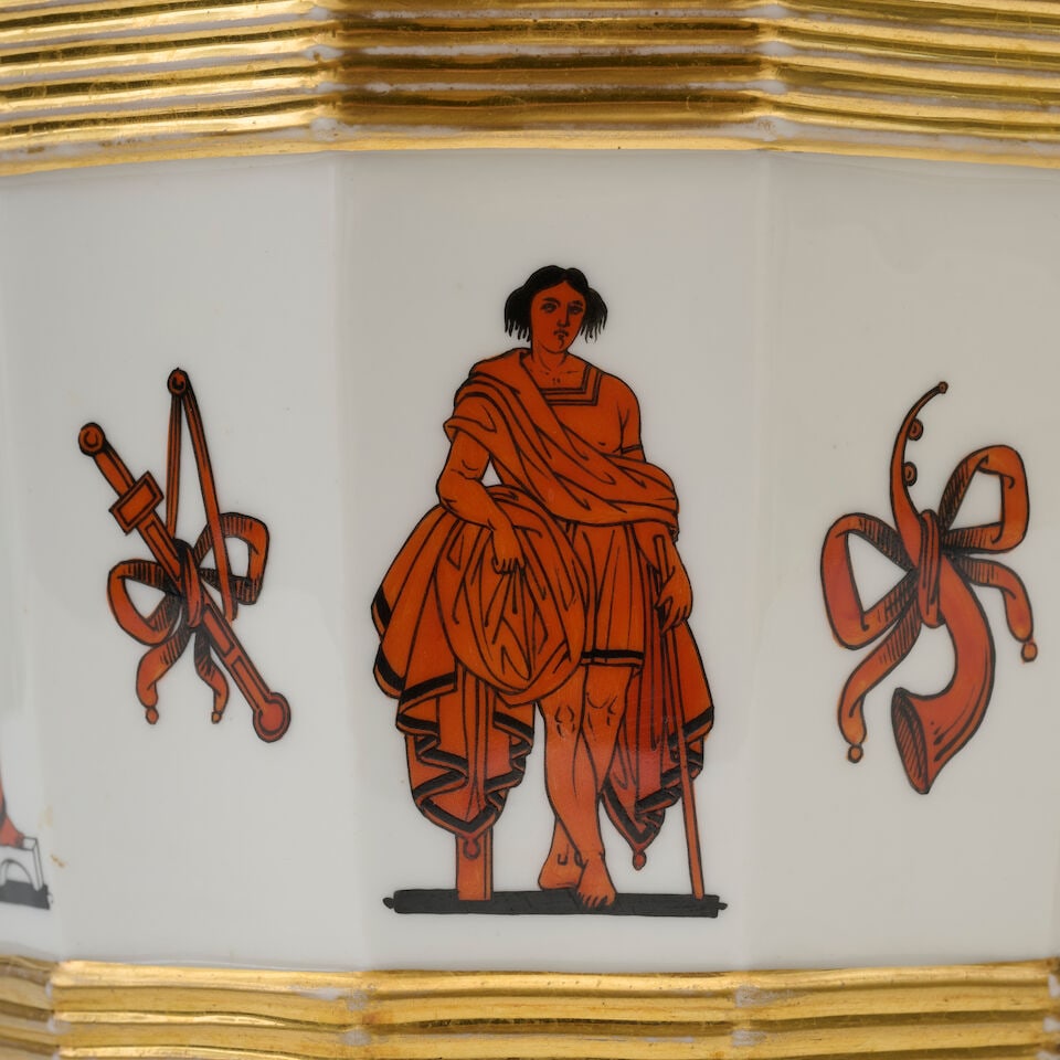 Coupe et cache pot à décor antique en porcelaine de Paris, début du XIXe siè... - 3