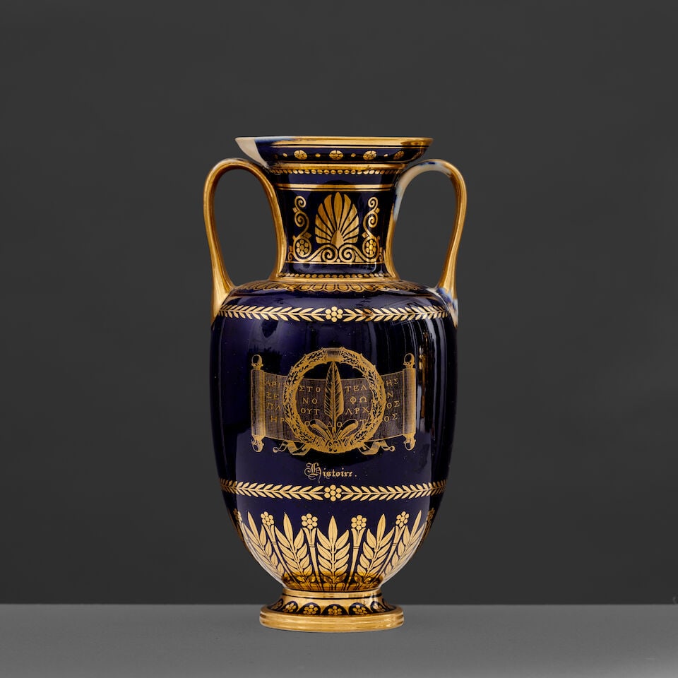Vase en porcelaine de Sèvres, vers 1828 A Sèvres porcelain vase, circa 1828: Vase en porcelaine de Sèvres, vers 1828 A Sèvres porcelain vase, circa 1828 (bords ébréchés, anse accidentée) Chaque côté décoré des enseignes de