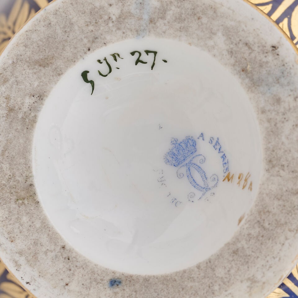 Vase en porcelaine de Sèvres, vers 1828 A Sèvres porcelain vase, circa 1828 - 2