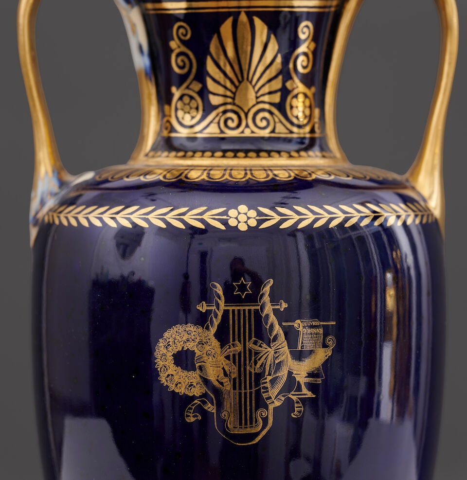 Vase en porcelaine de Sèvres, vers 1828 A Sèvres porcelain vase, circa 1828 - 3