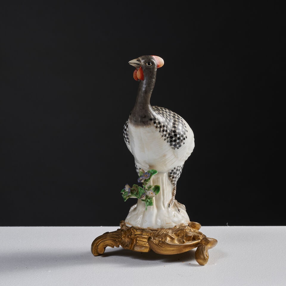 Modèle d'une pintade en porcelaine de Samson, XIXe siècle A Samson model of a guinea f...: Modèle d'une pintade en porcelaine de Samson, XIXe siècle A Samson model of a guinea fowl, 19th century (Détaché de sa base, quelques feuilles accidentées) D'après le