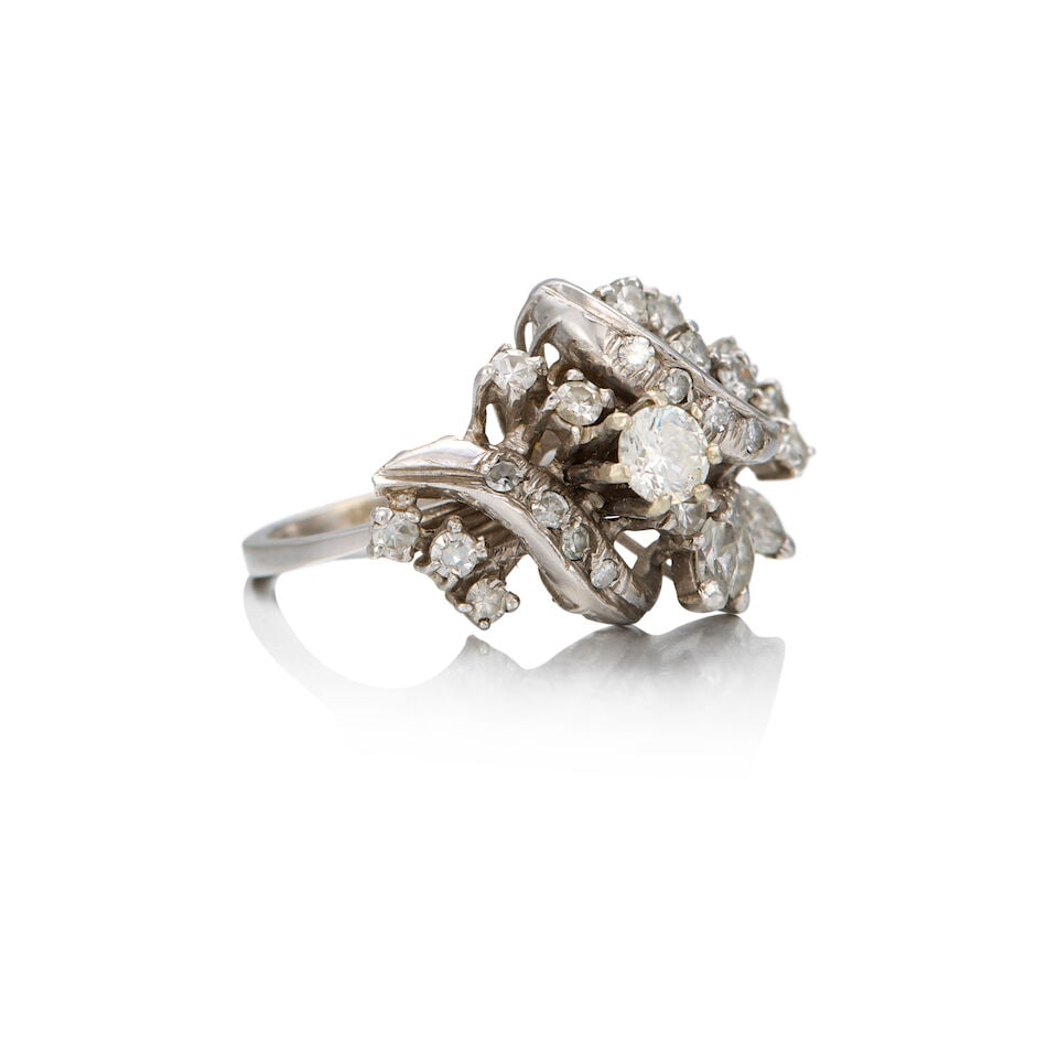 A MID CENTURY 18K WHITE GOLD DIAMOND CLUSTER RING - 2