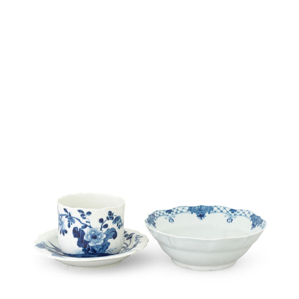 A Worcester finger bowl and stand and a deep saucer, circa 1756-58 - 2