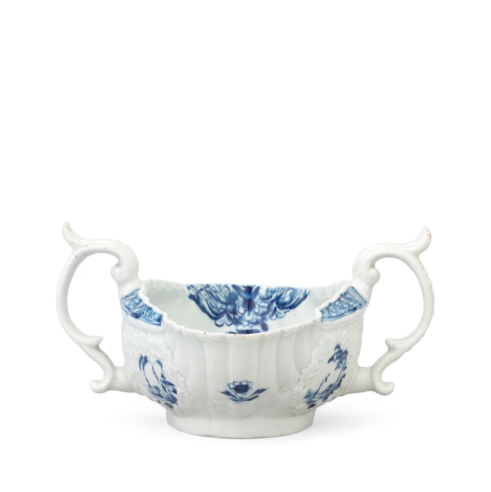 A rare Worcester double-lipped sauceboat, circa 1754-56 - 2