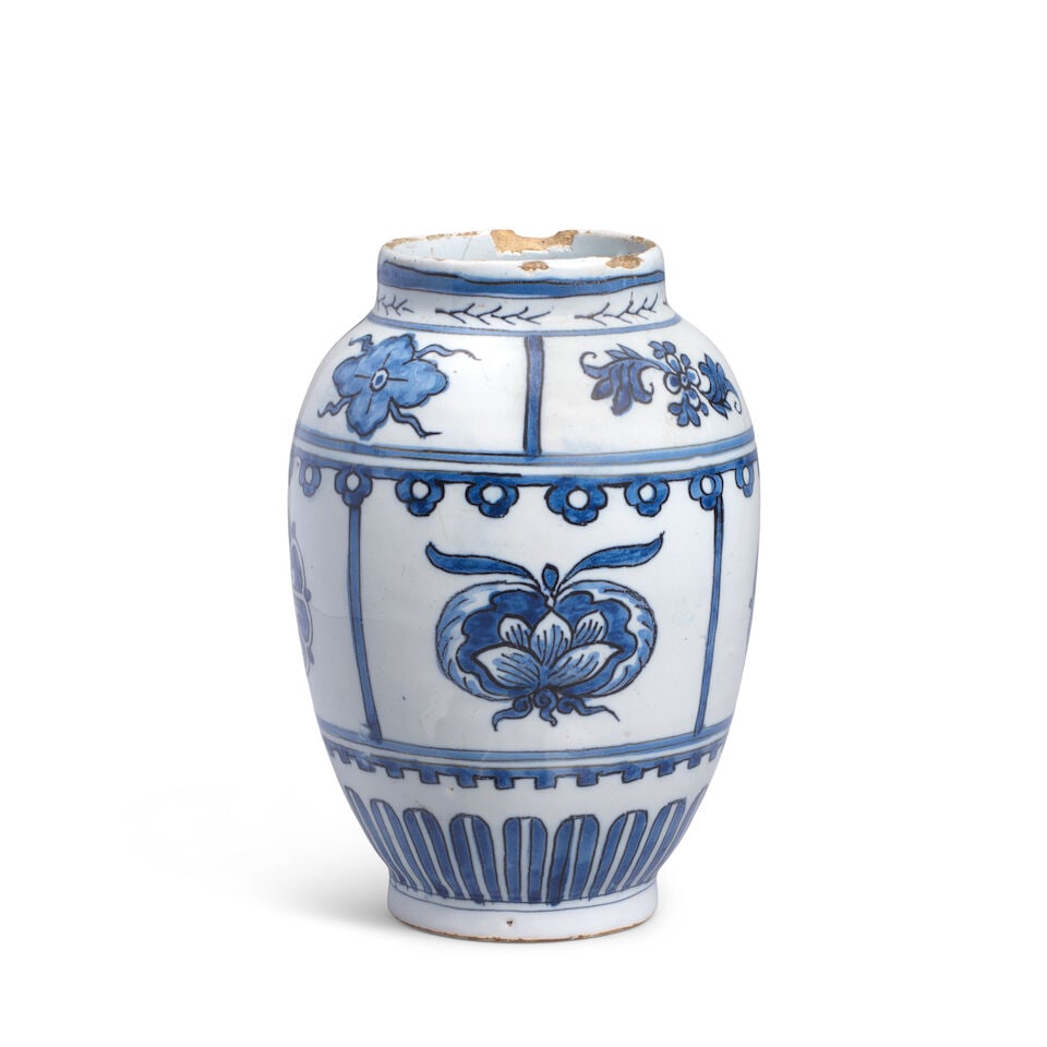 A small Dutch Delft vase, Adrianus Kocks, De Grieksche A, late 17th century - 2