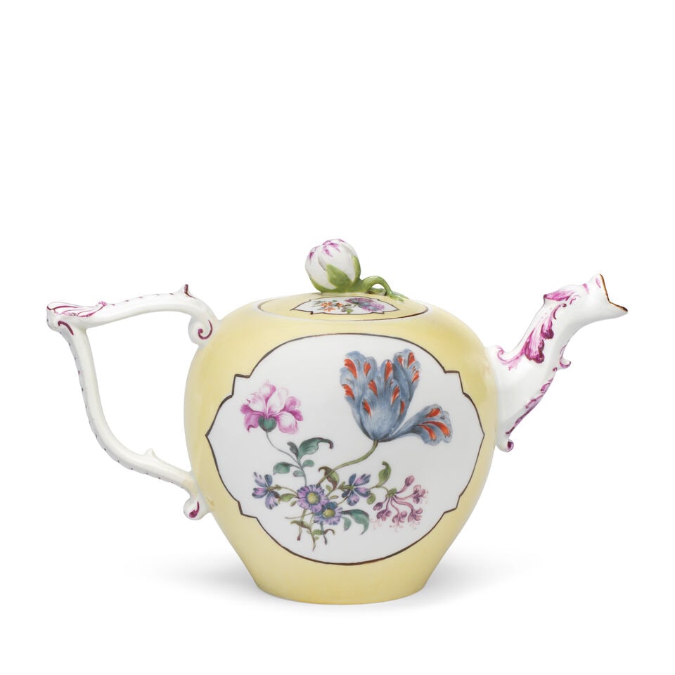 A Meissen yellow-ground teapot and cover, mid 18th century - 2