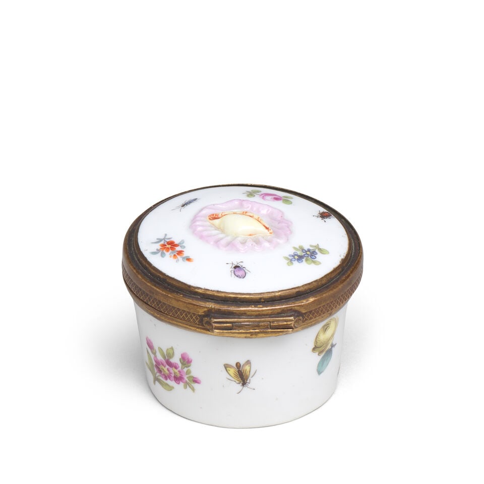 A German gilt-metal-mounted circular snuff box, 19th century - 2