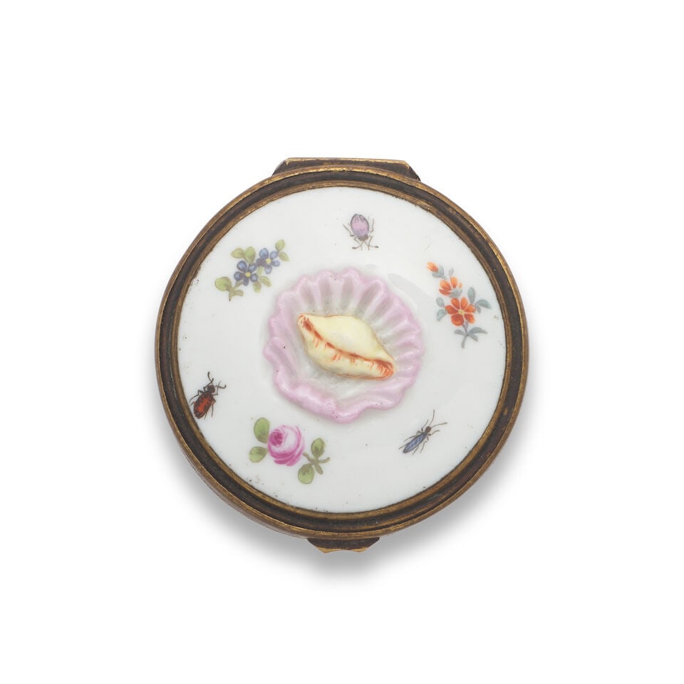 A German gilt-metal-mounted circular snuff box, 19th century - 3