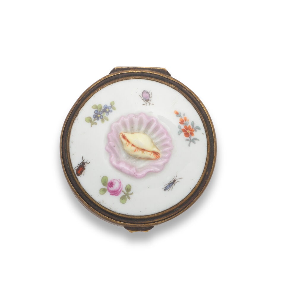 A German gilt-metal-mounted circular snuff box, 19th century - 5