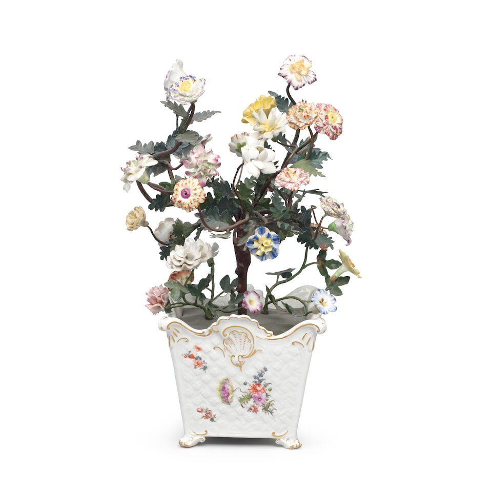A Meissen cachepot, circa 1760, mounted with later flowers - 2