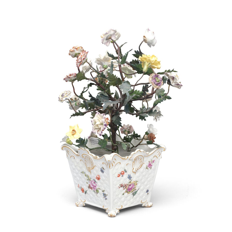 A Meissen cachepot, circa 1760, mounted with later flowers - 3