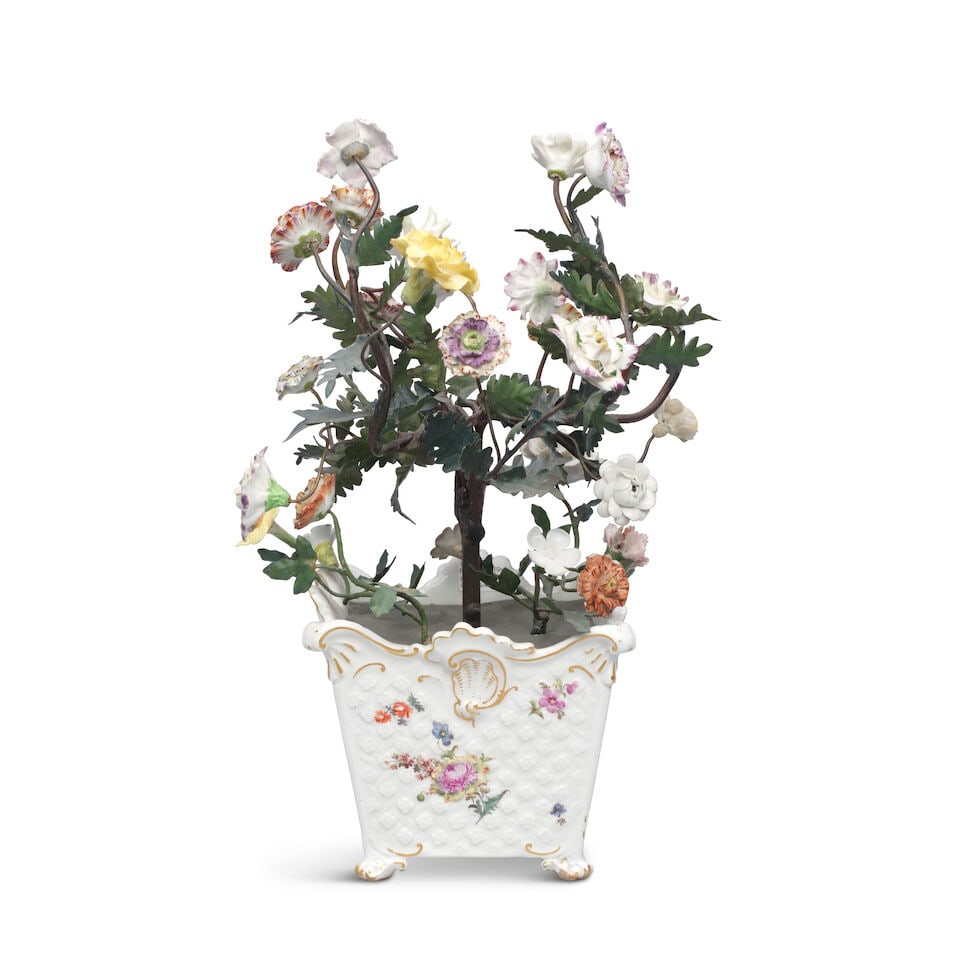 A Meissen cachepot, circa 1760, mounted with later flowers - 4
