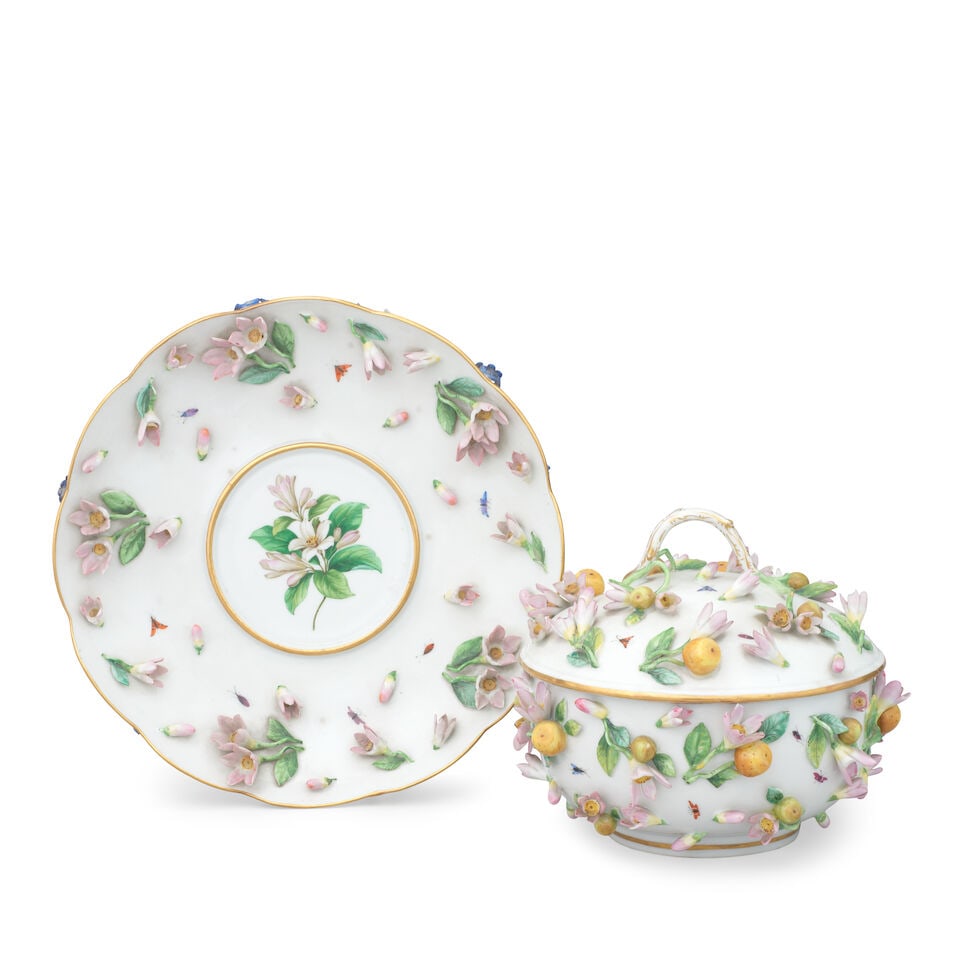 A Meissen flower-encrusted ecuelle, cover and stand, late 19th/ early 20th century - 2