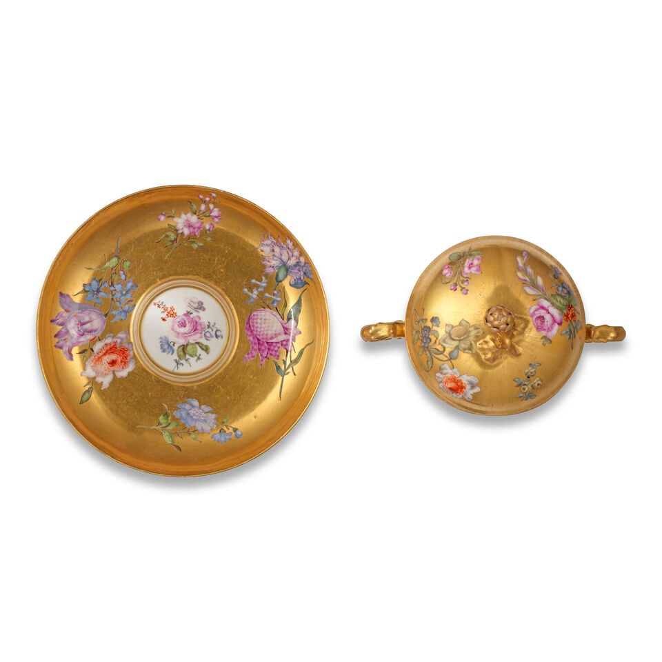 A Meissen gold-ground two-handled ecuelle, cover and stand, first half 19th century - 2