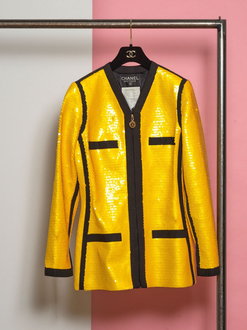 Chanel, collection Prêt-à-Porter, Printemps/Eté 1991. Veste Surf à sequins j...: Chanel, collection Prêt-à-Porter, Printemps/Eté 1991. Veste Surf à sequins jaune et gros grain noir. Chanel, Ready-to-Wear collection, Spring/Summer 1991. Yellow sequinned 'Surf'