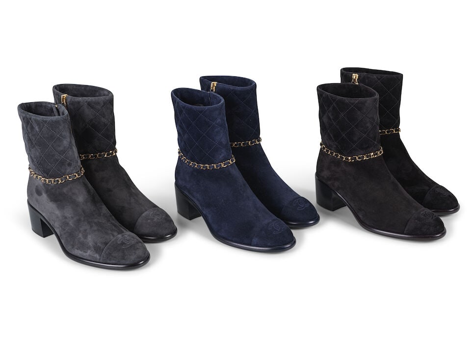 Chanel. Trois paires de bottines à chaines en daim matelassé gris, noir et marine. Cha...: Chanel. Trois paires de bottines à chaines en daim matelassé gris, noir et marine. Chanel. Three pairs of chain ankle boots in quilted suede in grey, black and navy. Condition grade: A. Poin