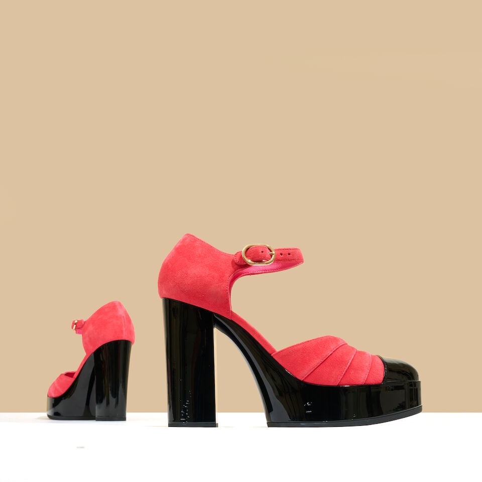 Chanel. Paire de sandales à talons en daim rose et cuir vernis noir. Chanel. Pair of heeled... - 2