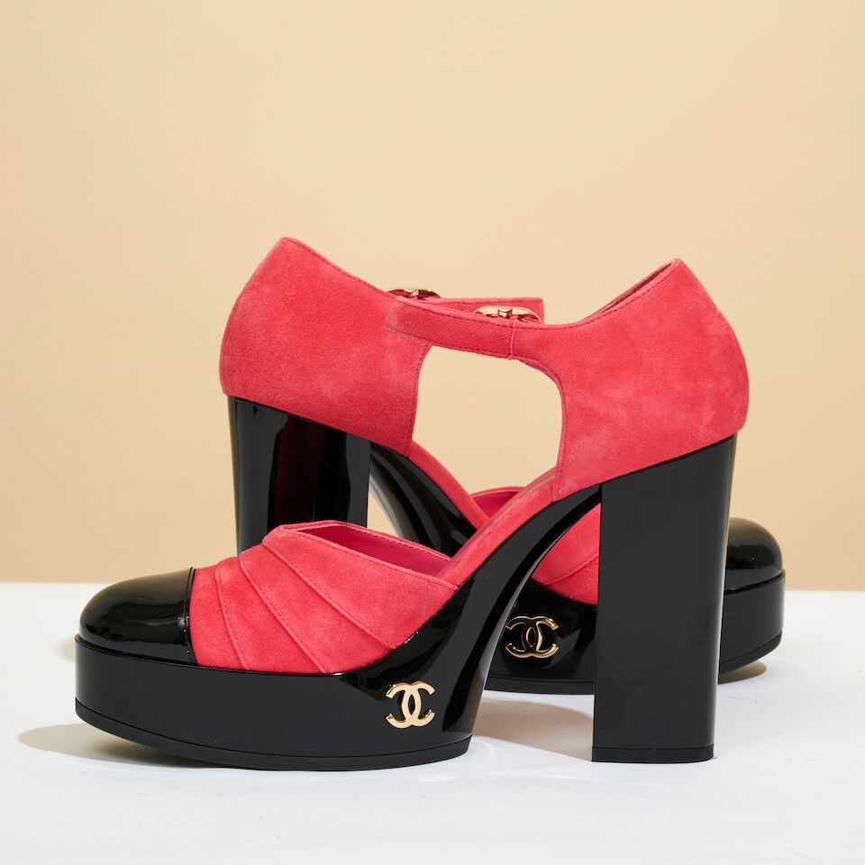 Chanel. Paire de sandales à talons en daim rose et cuir vernis noir. Chanel. Pair of heeled... - 3
