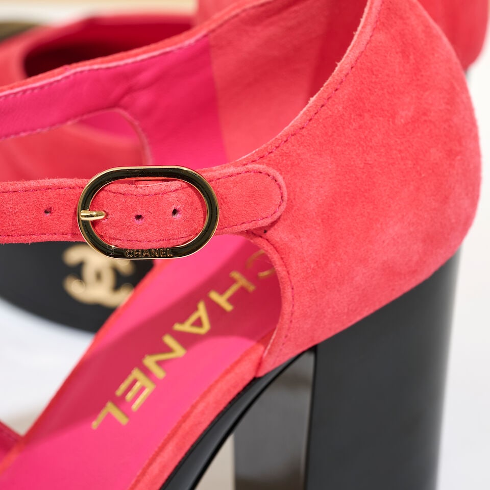 Chanel. Paire de sandales à talons en daim rose et cuir vernis noir. Chanel. Pair of heeled... - 4