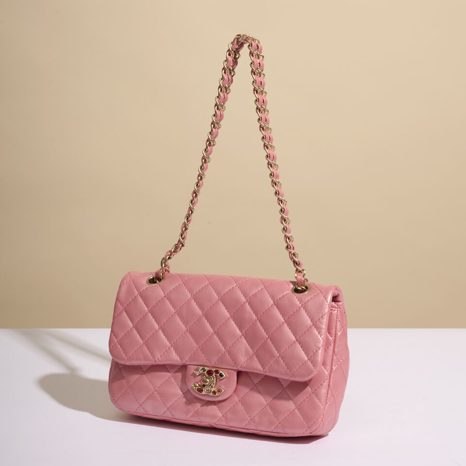 Chanel, 2011. Sac Classique en cuir agneau matelassé irisé rose à fermoir CC de p...: Chanel, 2011. Sac Classique en cuir agneau matelassé irisé rose à fermoir CC de pâtes de verre. Chanel, 2011. Classic bag in iridescent pink quilted lambskin with a pâte de