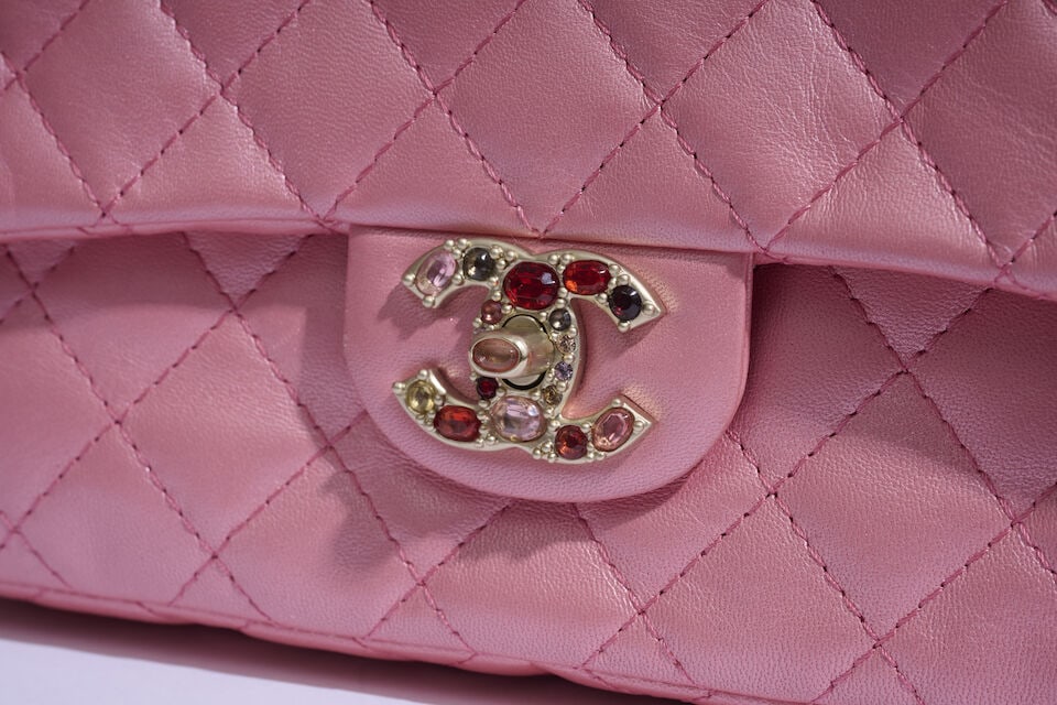 Chanel, 2011. Sac Classique en cuir agneau matelassé irisé rose à fermoir CC de p... - 2