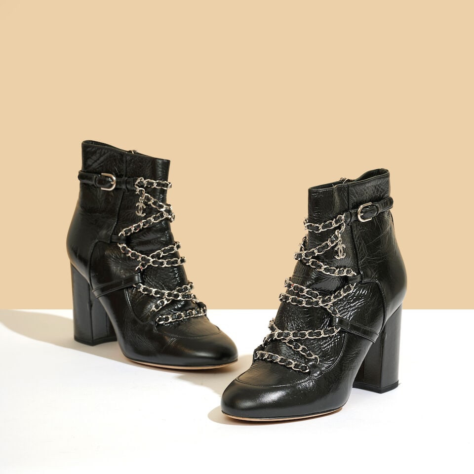 Chanel. Paire de bottines en cuir vieilli vernis noir, agrémenté de multiples chaines.... - 2