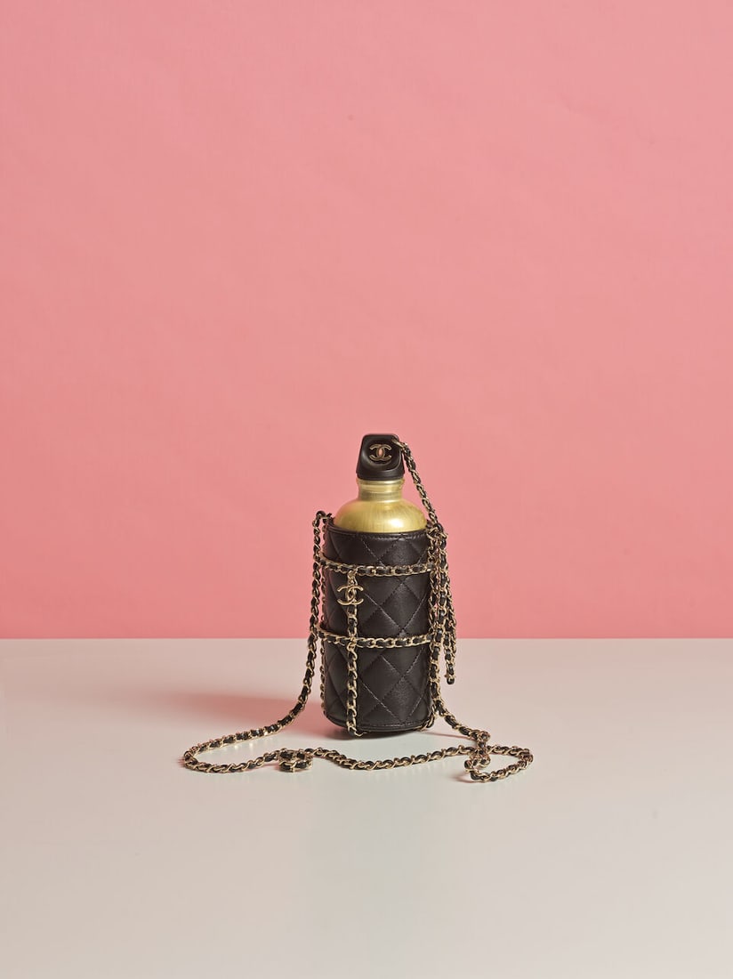 Chanel, collection Croisière 2020. Gourde en métal doré dans son étui de cui... - 2