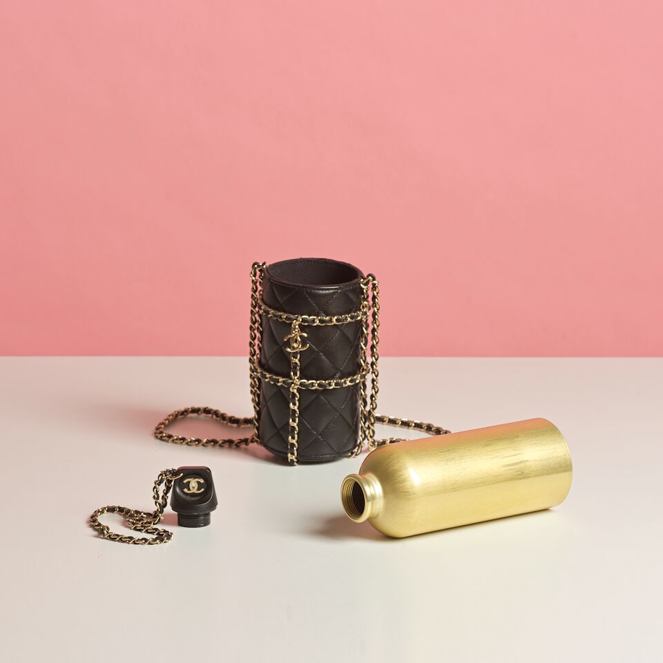 Chanel, collection Croisière 2020. Gourde en métal doré dans son étui de cui... - 3
