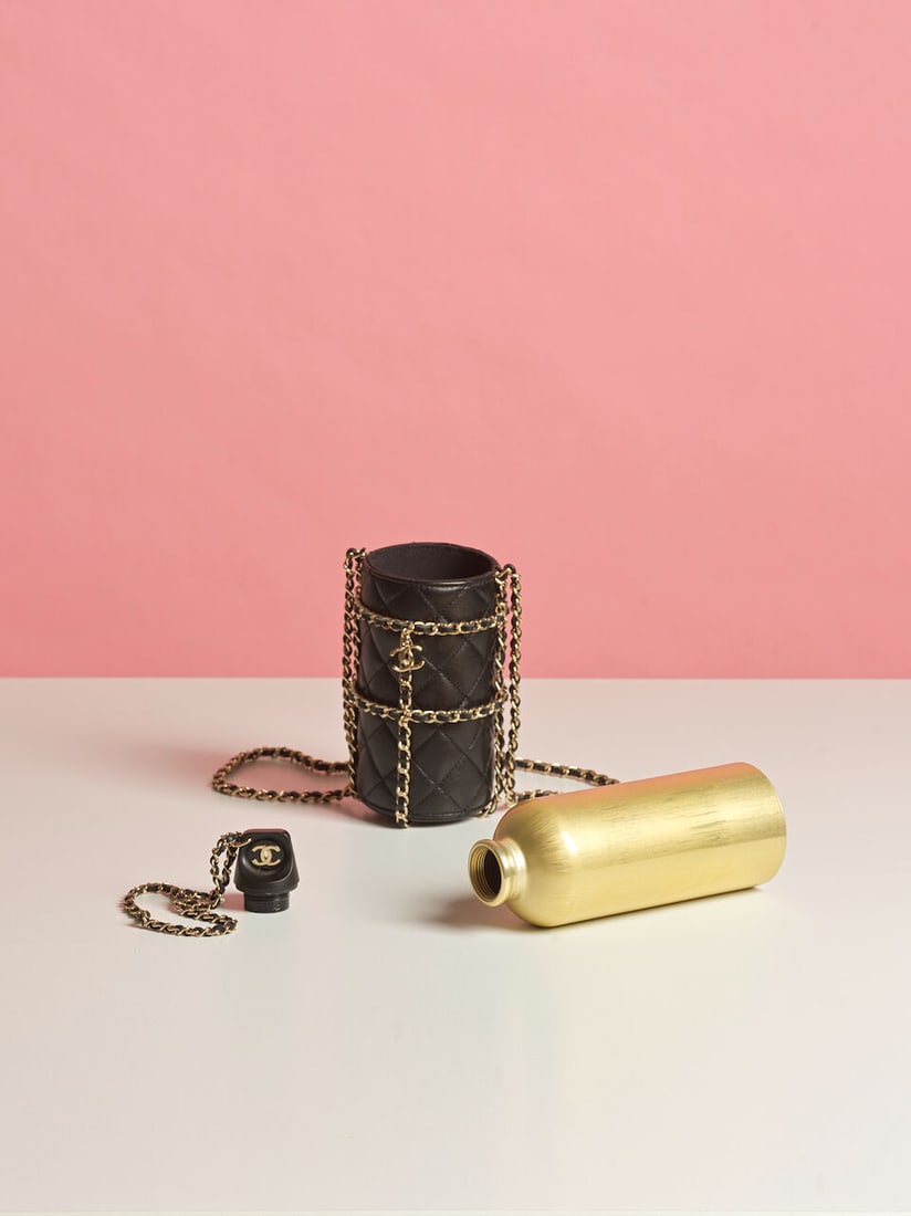 Chanel, collection Croisière 2020. Gourde en métal doré dans son étui de cui... - 4