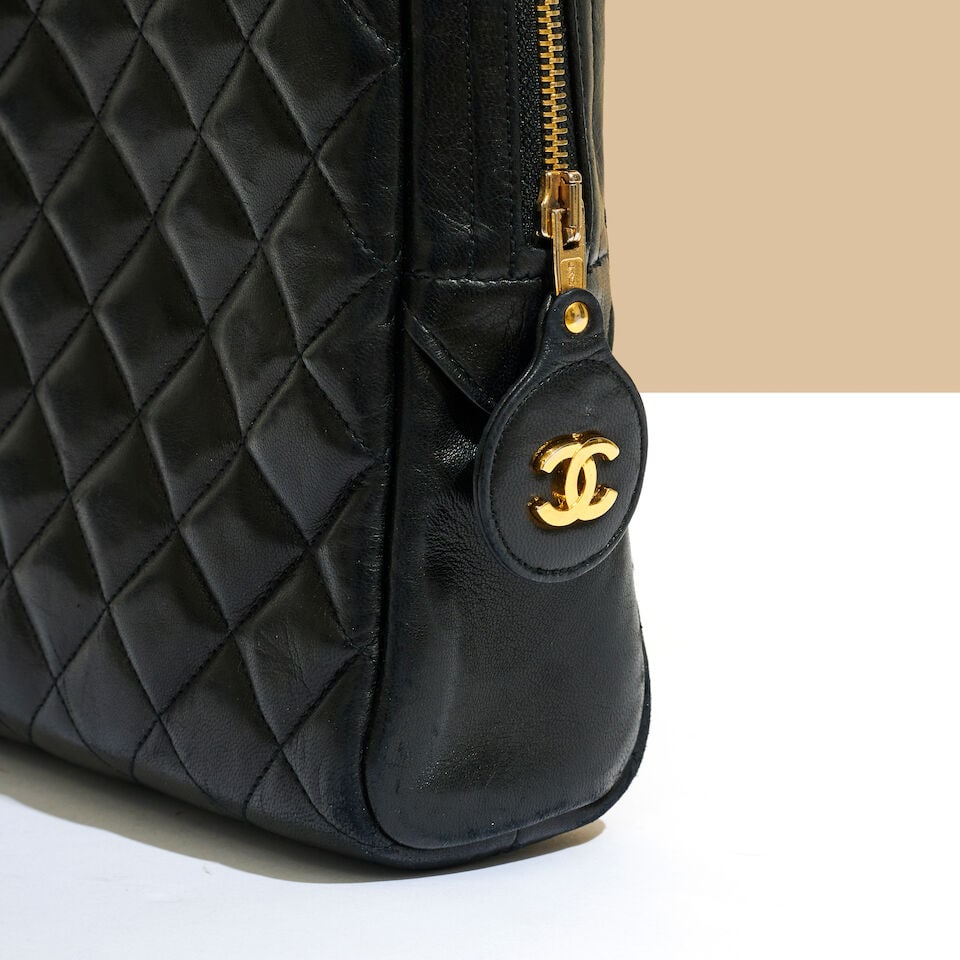 Chanel, 1986. Sac Camera GM en cuir agneau matelassé noir. Chanel, 1986. Camera Bag GM in b... - 2
