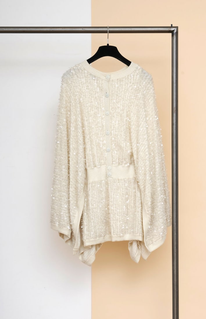 Chanel, collection Prêt à Porter, Automne/Hiver 2019. Robe courte façon cape en a... - 2