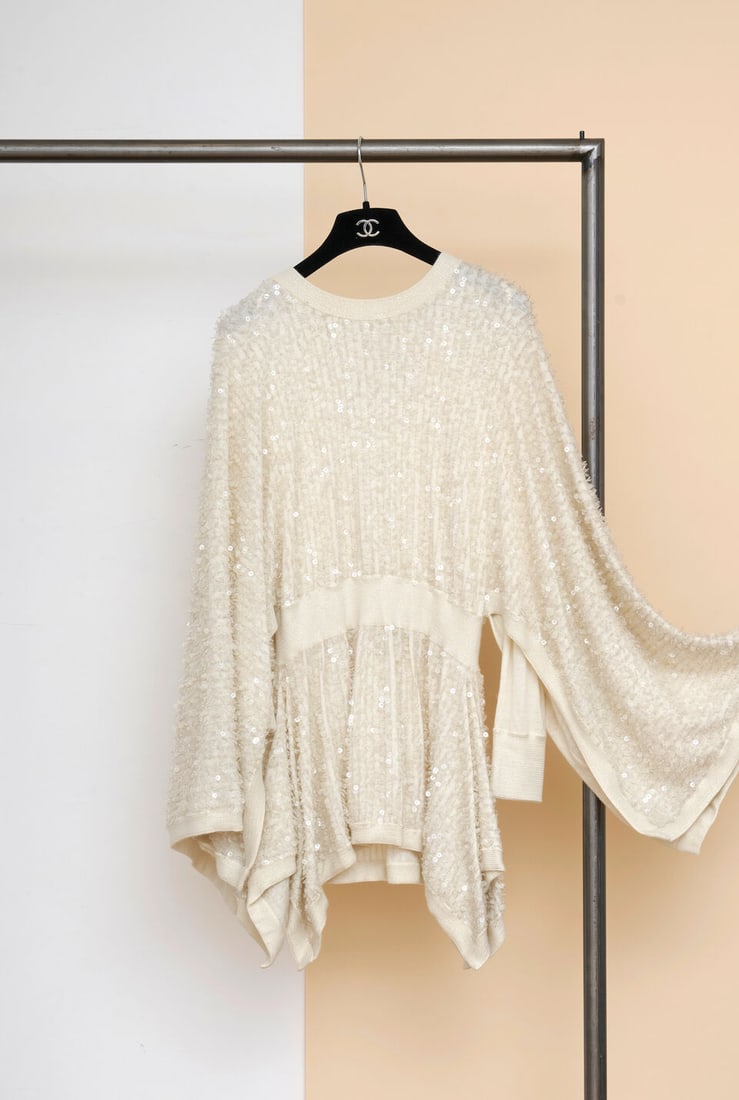 Chanel, collection Prêt à Porter, Automne/Hiver 2019. Robe courte façon cape en a... - 3