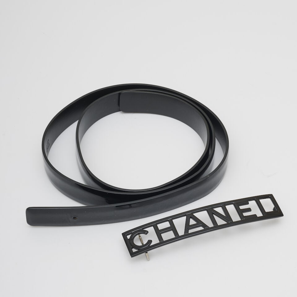 Chanel, année 2015. Ceinture fine en cuir vernis noir à boucle au nom de la Maison. Ch... - 2